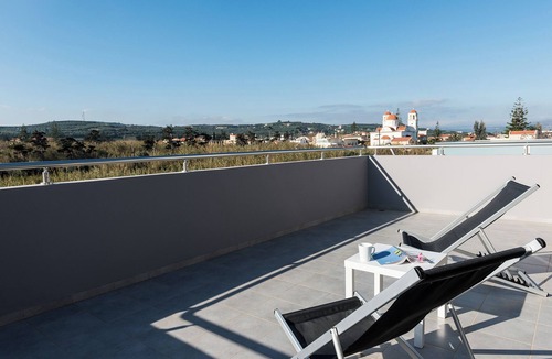 Maleme Apartment | Mimosa Cozy & Modern Flat, steps from Sandy Beach