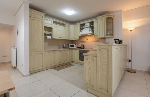 Ampelokipoi Apartment | Modern 2BR apt: hot tub, steps from metro