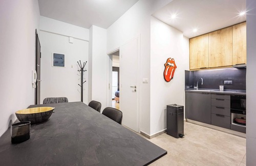 Neapoli Apartment | Modern 2BR in Exarchia | Ensuite Baths & Workspace