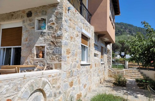 Chrisi Ammoudia Apartment | Modern apartment right on the beach