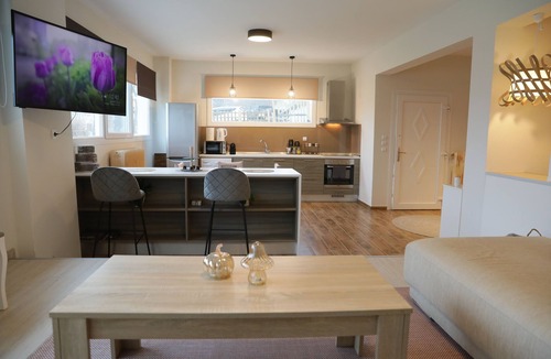 Maniakoi Apartment | Modern apartment with a lake view for a comfortable stay. Easy parking space