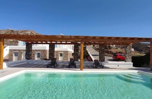 Plintri Apartment | Modern Mykonos 2 Bd Aqua Apt w shared Pool