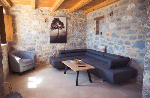 Omales Apartment | Monodendri Suites