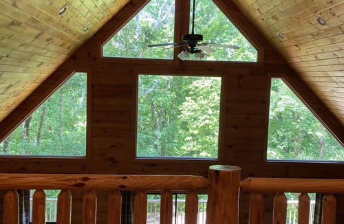 Clarkesville Cabin | Mountainside cabin minutes from Helen, downtown Clarkesville and Yonah Mountain.