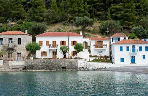 Charakas House | MOURAGIO