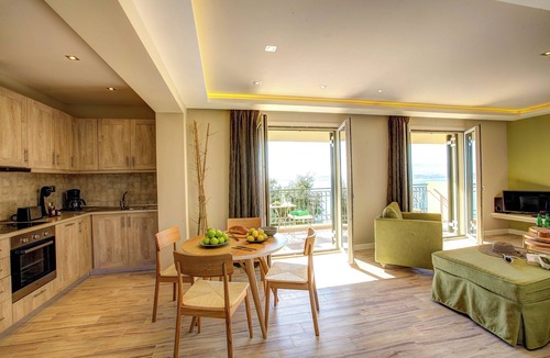 Kefalonia Apartment | *NEW FOR 2016 * Superb 1 bedroom King Suite walking distance to town and beach.