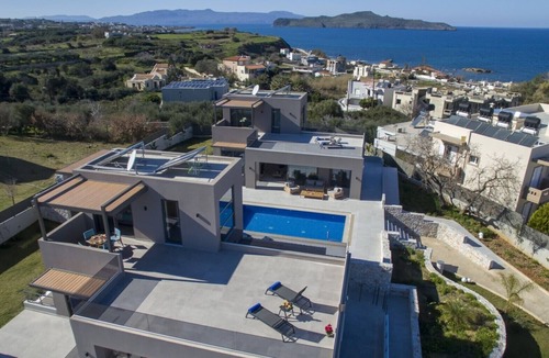 Kato Galatas Villa | New Lux villa★Sauna & Jacuzzi★2 Private Heated Pool★ 24sleeps★Walk to everything