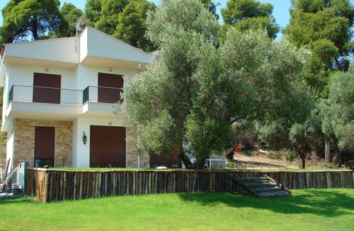 Kriopigi House | New villa in a quiet greenery near the most beautiful seaside