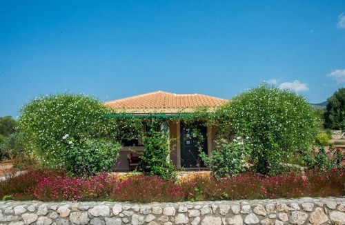 Vlachata House | Newly Built and Independent Villas, with Great Sea and Mountain Views