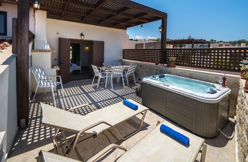 Panormos Apartment | Nice apartment for 4 people with A/C, hot tub, WIFI, TV and patio