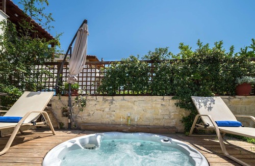 Panormos Apartment | Nice apartment for 4 people with A/C, hot tub, WIFI, TV and patio