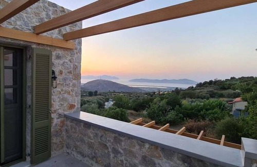 Lagoudi Zia House | Nice apartment in Zia with hot tub