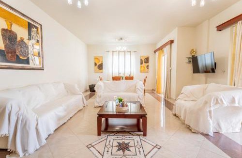 Petaloudes Apartment | Nick Rhodian House