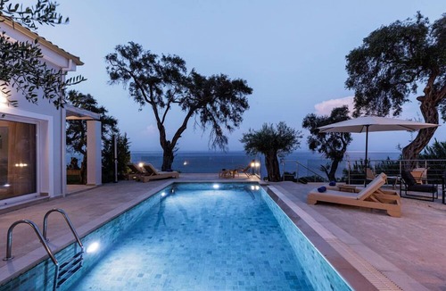 Dafnata Villa | Nisos Villa Blue -Beachfront & Pool
