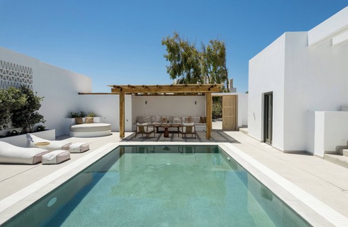 Santa Maria Villa | Noble Pearl Villa 3 Charming 4-bedroom Villa with Swimming pool & Jacuzzi