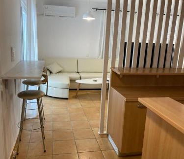 Larissa Apartment | Nr1 White appartment w Luxury BA between Train St. and DT
