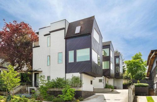 Wallingford House | Ocean-Inspired 3B Modern Retreat w Kids Room