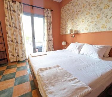 Kamena Vourla Apartment | Okeania Seafront Rooms in Kamena Vourla