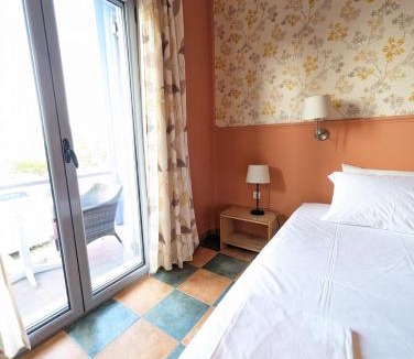 Kamena Vourla Apartment | Okeania Seafront Rooms in Kamena Vourla