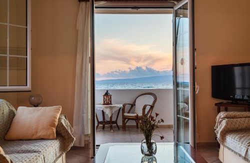 Akrogialion Apartment | On the Beach - Akroyali Family Lodging
