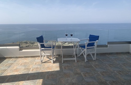 Karystos Apartment | "On the Rocks" - Cycladic beachfront apartment with spectacular views