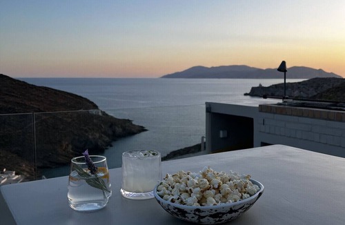 Ios Town House | On The Rocks - Pebble West - Serviced Villa