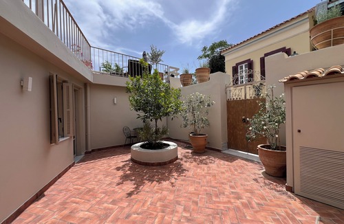 Athens City Centre Apartment | One-bedroom, Yard View Suite - Themelio Suites