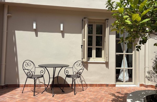 Athens City Centre Apartment | One-bedroom, Yard View Suite - Themelio Suites