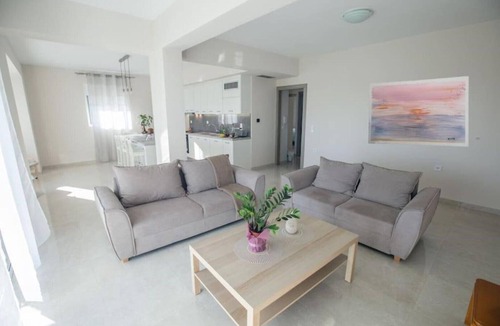 Lefkakia Condo | Over the horizon
