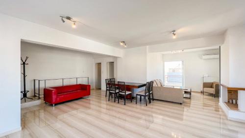 Dafni Apartment | Panoramic Cityscape Maisonette in Agios Dimitrios