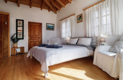 Vigklafia Villa | Peace and tranquility among the trees, with breathtaking views of the sea.