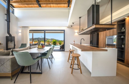 Alikianos Villa | Peacful Villa Olyra, private pool & jacuzzi,BBQ