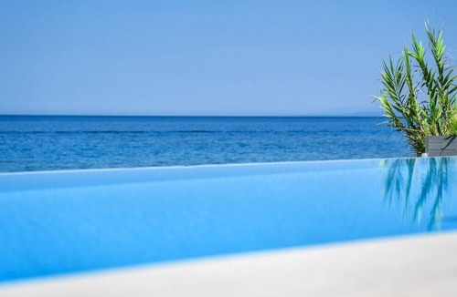 Neromilos Villa | Perla Seafront Villa with Pool, Jacuzzi & BBQ