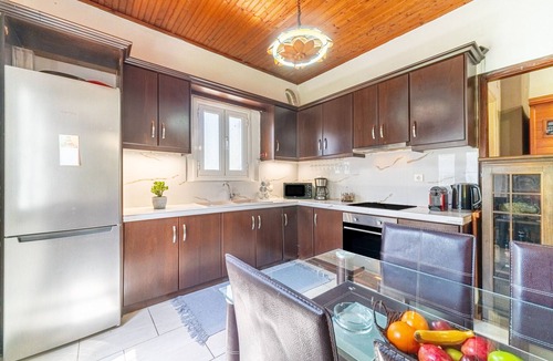 Chlomatiana Apartment | Pet-Friendly Apartment Giourgas House with Mountain View & Terrace