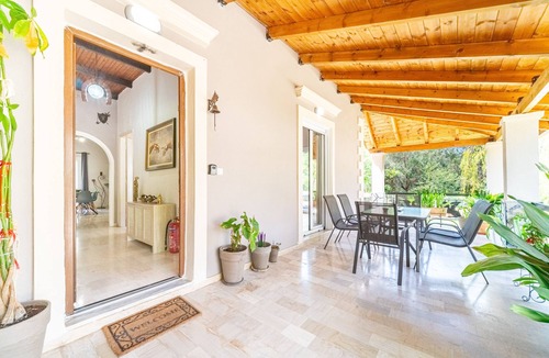 Chlomatiana Apartment | Pet-Friendly Apartment Giourgas House with Mountain View & Terrace