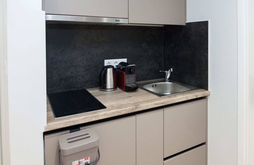 Petralona Apartment | Petralona Gem Hotel-Style Studio with Balcony