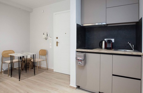Petralona Apartment | Petralona Gem Hotel-Style Studio with Balcony