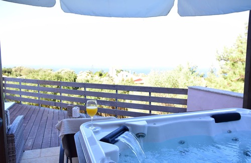 Manganos Condo | Pinecone Cozy apartment with hot-tub, convenient location