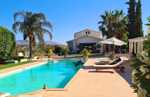 Spata-Artemida House | Pool villa for 4-8 people in Greek country side (40 minutes from Athens!)