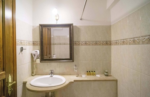 Portaria Bed & Breakfast | Portaria Pool Getaway - Palladio Stone Gem
