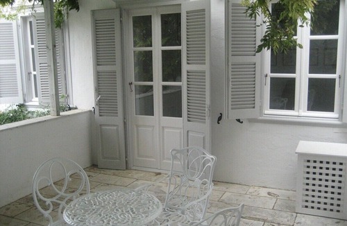 idhra House | Pretty 3 bedroom house in Hydra town close to the port, no steps, pvt courtyard