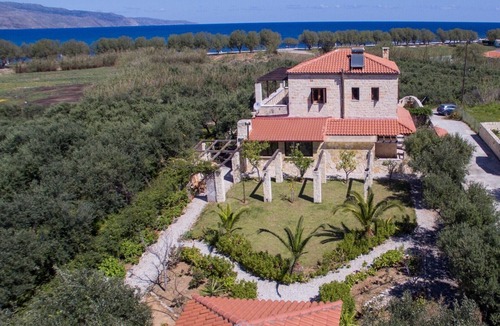 Tavronitis Villa | Private pool★ Stone Villa ★Walking diistance to Beach & Taverna & Supermarket