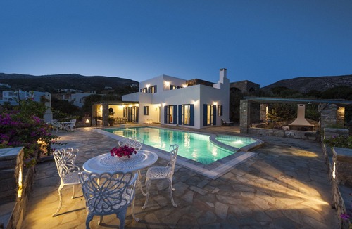 Paros Villa | Pure White Villa: 7 Bedrooms, 16 Guests, Sea View, Aspro Chorio Villagennn
