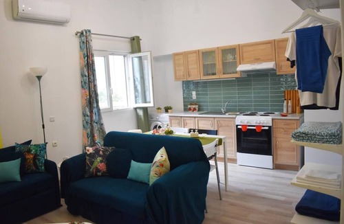 Archanes-Asterousia Apartment | Pyrgos Colourful Studio (wifi A/C parking)