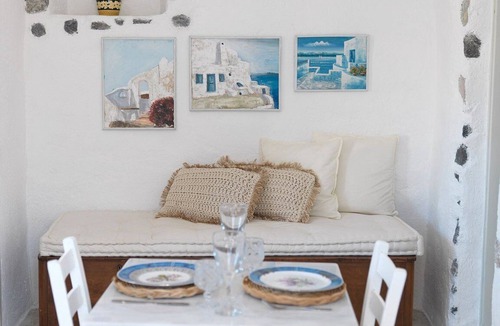 Exo Gonia Villa | Quaint Santorini Villa | Blue House | 1 Bedroom | Perfect Romantic Couples.