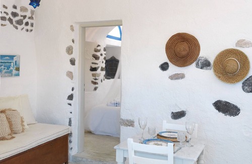 Exo Gonia Villa | Quaint Santorini Villa | Blue House | 1 Bedroom | Perfect Romantic Couples.