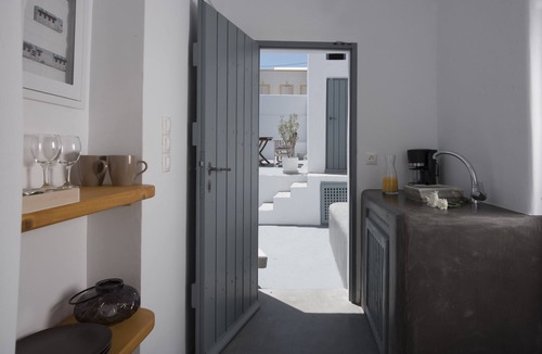 Fira Villa | QUIET PART OF FIRA VERY CENTRAL 3 BEDROOM 2 BATHROOMS SPACIOUS TRADITION MODERN
