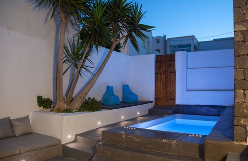 Fira Villa | QUIET PART OF FIRA VERY CENTRAL 3 BEDROOM 2 BATHROOMS SPACIOUS TRADITION MODERN