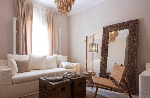 Adamas Villa | R 3446 Villa Jareth With Air Conditioning ,Ceiling Fan & Sitting Area.
