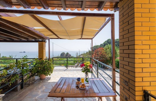Sinarades Apartment | Rainbow apartment A,Pelekas beach,40 meters from the sea